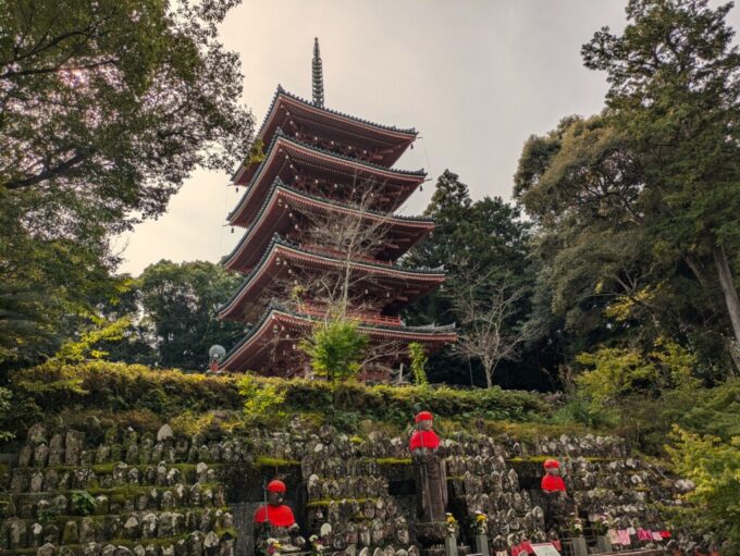 11月上旬初めての高知四国霊場八十八カ所第三十一番札所竹林寺五重塔とお地蔵様