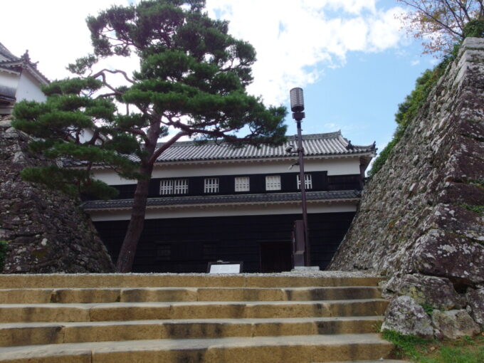 11月上旬初めての高知現存十二天守であり本丸の建物が完全に残る日本で唯一の城郭高知城藩政時代は橋廊下と呼ばれた詰門