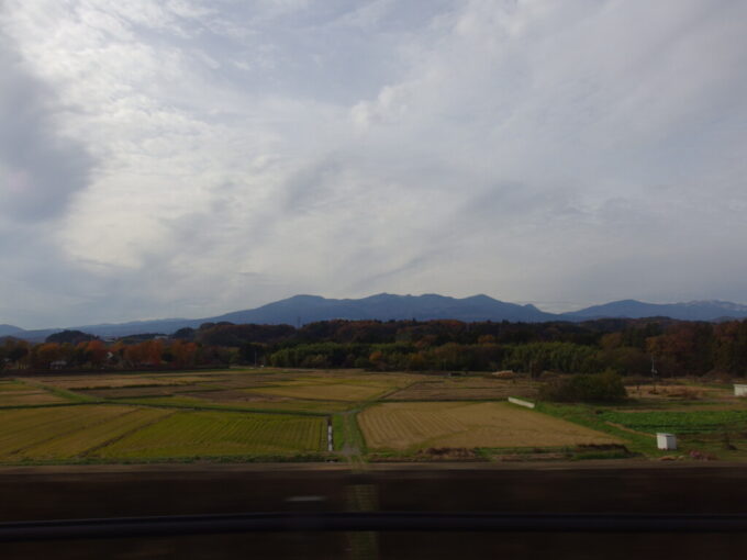 11月下旬山形新幹線E3系つばさ号新庄行き車窓から望む安達太良山