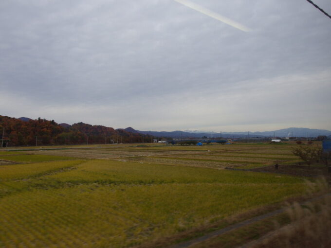 11月下旬山形新幹線E3系つばさ号新庄行き車窓から望む雪化粧をした月山