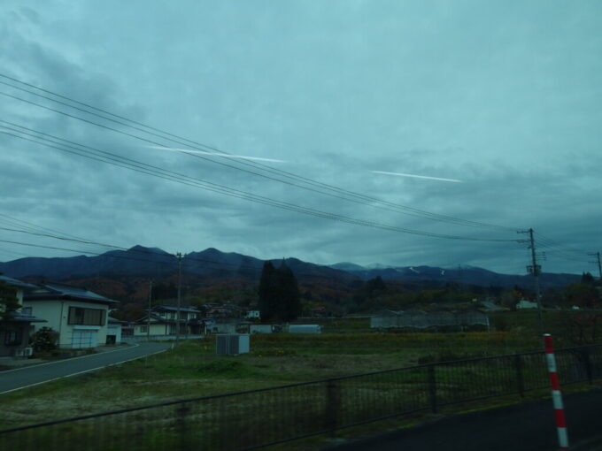 11月下旬山交バス蔵王温泉行き車窓に姿を現す蔵王の山並み