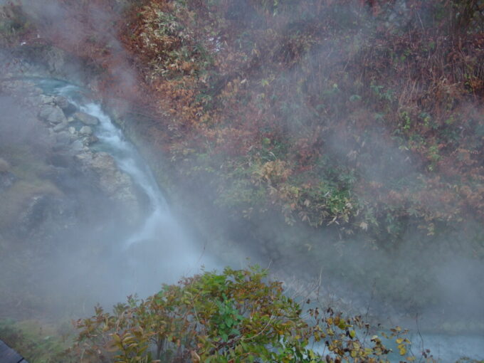 11月下旬晩秋の蔵王温泉酢川が湯けむりをあげ滝となって落ちるどんどんびき