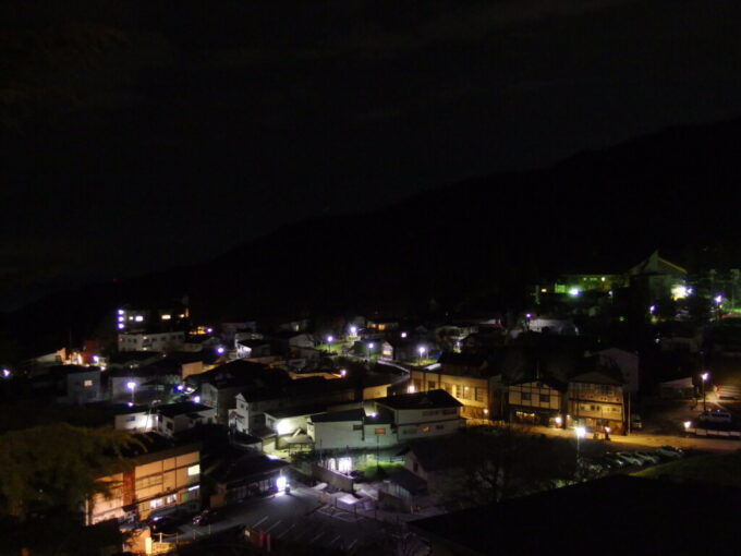 11月下旬晩秋の蔵王温泉名湯舎創和室客室から眺める夜の蔵王の温泉街