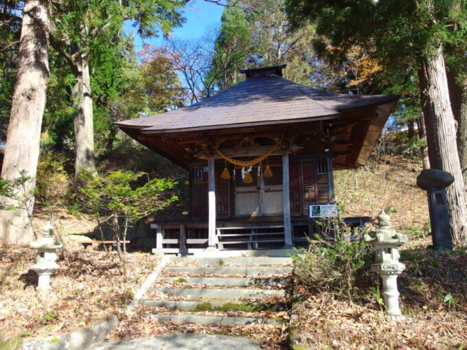 11月下旬晩秋の蔵王温泉酢川温泉神社の手前に建つ薬師神社