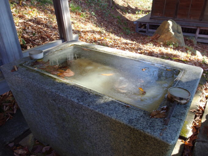 11月下旬晩秋の蔵王温泉酢川温泉神社薄氷の張った手水