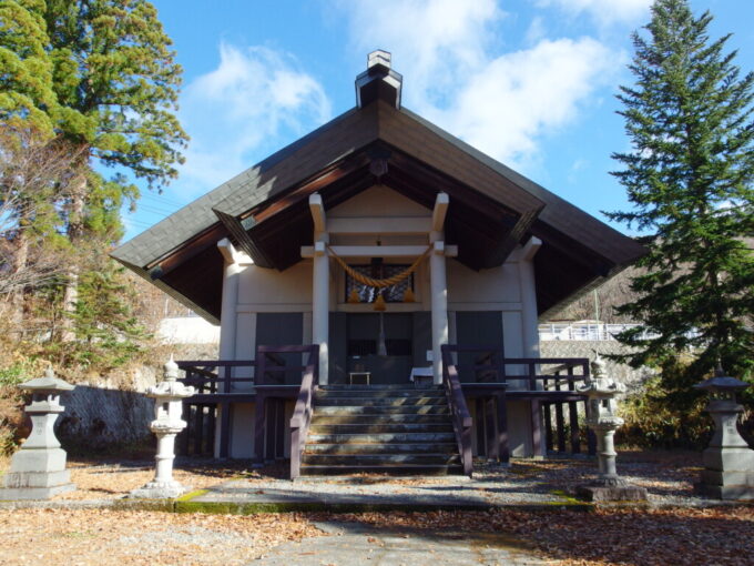 11月下旬晩秋の蔵王温泉街を見守る酢川温泉神社