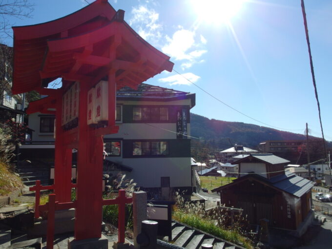 11月下旬晩秋の蔵王温泉酢川温泉神社の朱い門のそばに建つ想い出の宿おおみや旅館