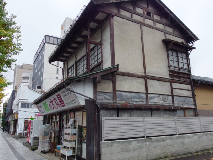 11月下旬晩秋の山形紙の大丸屋の渋い建物