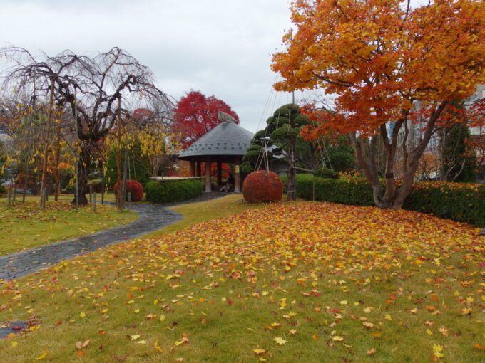 11月下旬晩秋の山形旧山形県庁舎山形県郷土館文翔館の一画を彩る紅葉