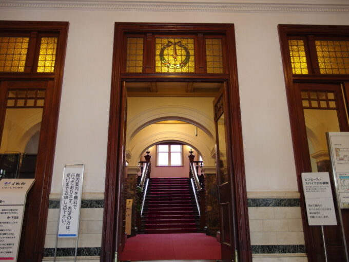 11月下旬晩秋の山形旧山形県庁舎山形県郷土館文翔館正面玄関で人々を出迎える美しいステンドグラス