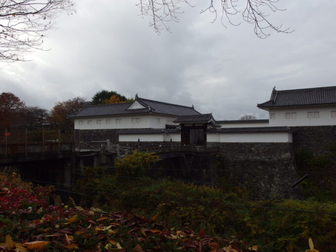 11月下旬晩秋の山形城跡霞城公園二ノ丸東大手門