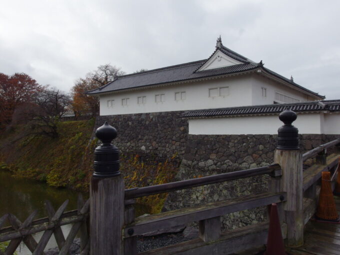 11月下旬晩秋の山形城跡霞城公園大手橋から二ノ丸東大手門を望む