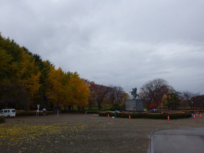 11月下旬晩秋の山形城跡霞城公園二ノ丸広場に色付く銀杏と最上義光騎馬像