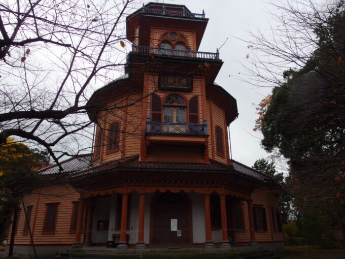 11月下旬晩秋の山形城跡霞城公園に移築復元された旧済生館本館円形と三層楼が印象的な擬洋風建築