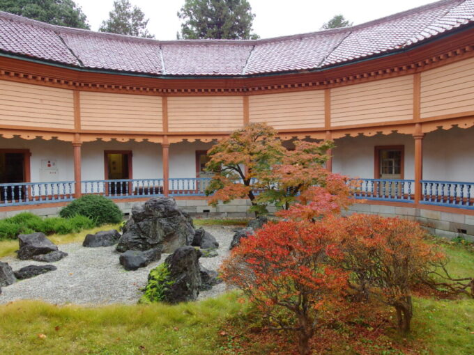 11月下旬晩秋の山形城跡霞城公園に移築復元された旧済生館本館擬洋風建築と和を思わせる中庭の対比の妙