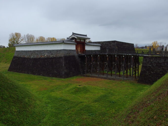 11月下旬晩秋の山形城跡土塁の中に重厚な石垣が築かれた本丸一文字門