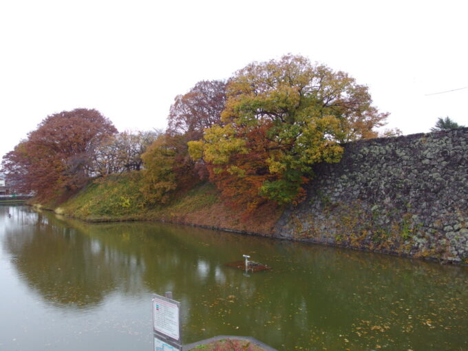 11月下旬晩秋の山形城跡霞城公園二ノ丸南大手門を出て石垣と土塁の連続美をもう一度振り返る