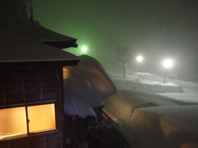 12月中旬冬の青森日本屈指の豪雪の地酸ヶ湯温泉旅館湯治棟6号館2階角部屋客室から望む夜の銀世界