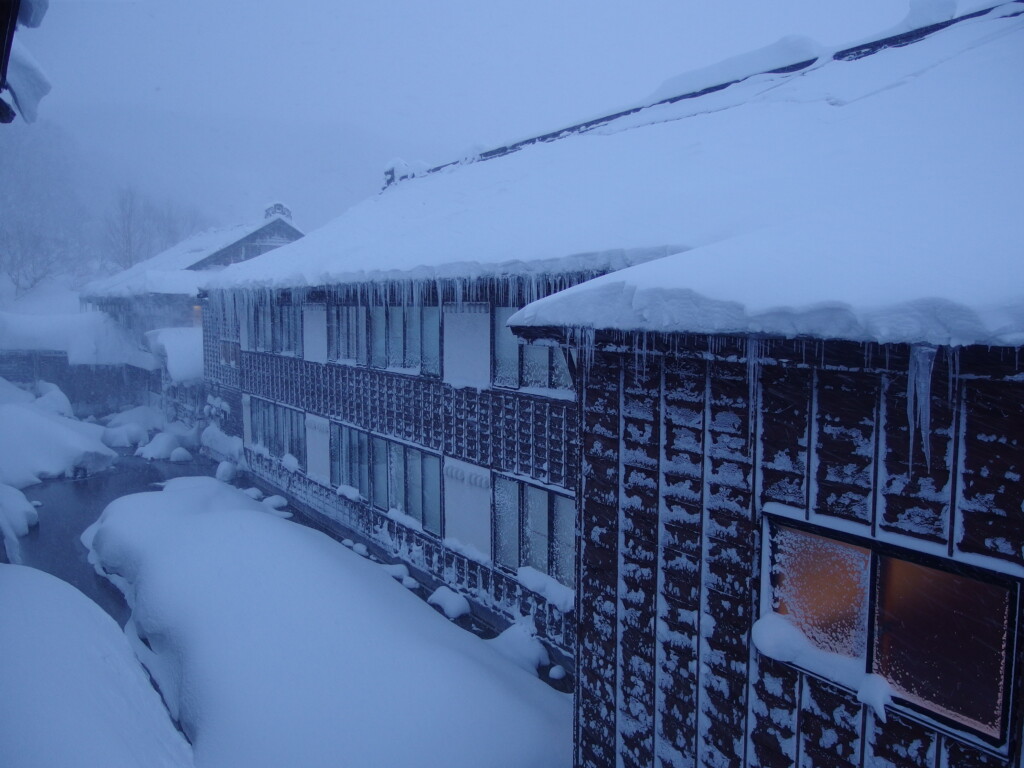 12月中旬冬の青森日本屈指の豪雪の地酸ヶ湯温泉旅館湯治棟で迎える凍り付くような朝