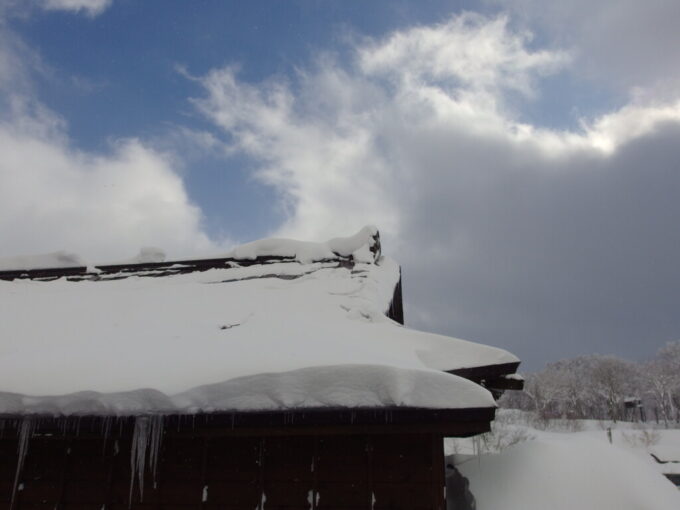 12月中旬冬の青森日本屈指の豪雪の地酸ヶ湯温泉旅館湯治棟六号館2階角部屋から眺める一瞬の晴れ間