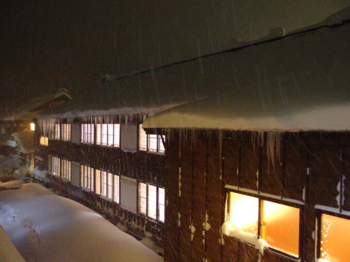 12月中旬冬の青森日本屈指の豪雪の地酸ヶ湯温泉旅館湯治棟夜になり風情を増す雪に埋もれた木造宿