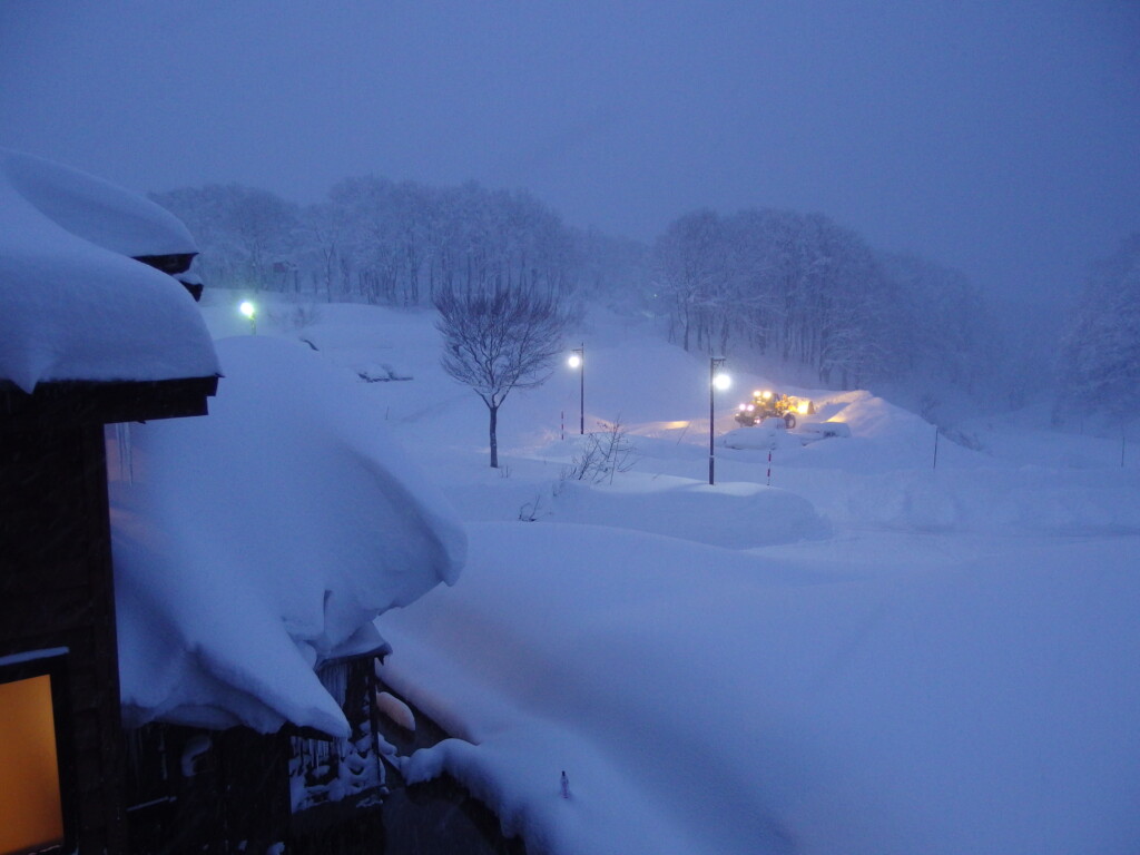 12月中旬冬の青森日本屈指の豪雪の地酸ヶ湯温泉旅館湯治棟除雪機の音で目覚める雪の朝