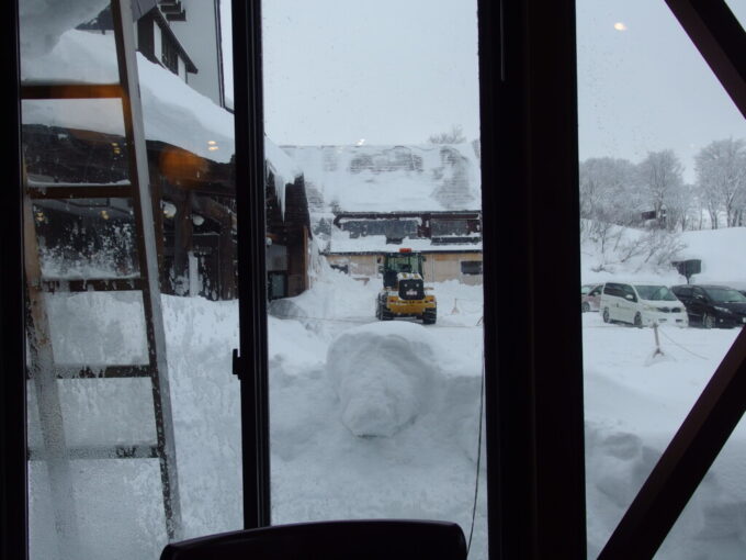 12月中旬冬の青森日本屈指の豪雪の地酸ヶ湯温泉併設されたぶな林から望むどっさり雪の積もった玄関前