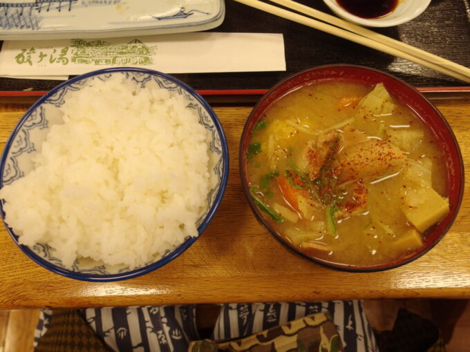 12月中旬冬の青森日本屈指の豪雪の地酸ヶ湯温泉湯治棟3泊目夕食日替わりで供される今日の大鍋は味噌カレー牛乳鍋