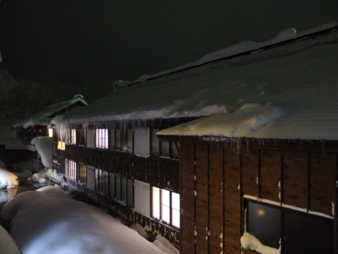 12月中旬冬の青森日本屈指の豪雪の地酸ヶ湯温泉旅館湯治棟六号館2階角部屋から望む情緒に溢れる夜の湯宿