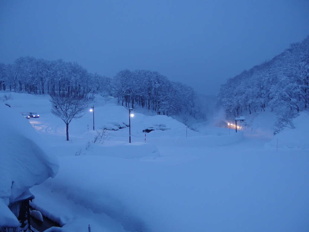 12月中旬冬の青森日本屈指の豪雪の地酸ヶ湯温泉湯治棟六号館で迎える青白い朝