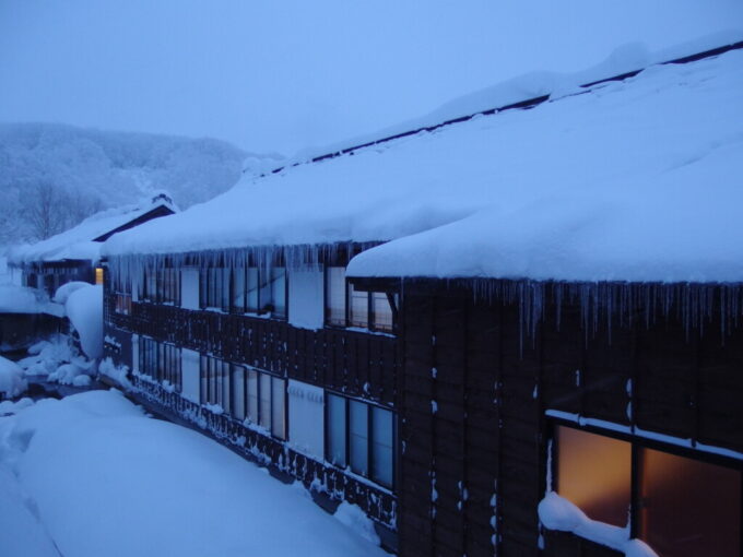 12月中旬冬の青森日本屈指の豪雪の地酸ヶ湯温泉旅館湯治棟六号館2階角部屋から望む雪に埋もれ縛れる湯治棟の渋い建物