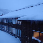 12月中旬冬の青森日本屈指の豪雪の地酸ヶ湯白い雪に埋もれるように佇む自炊棟