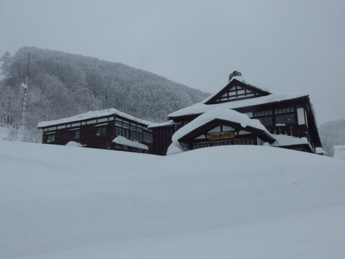 12月中旬冬の青森日本屈指の豪雪の地酸ヶ湯温泉3泊を過ごした雪に埋もれる六号館に別れを告げる