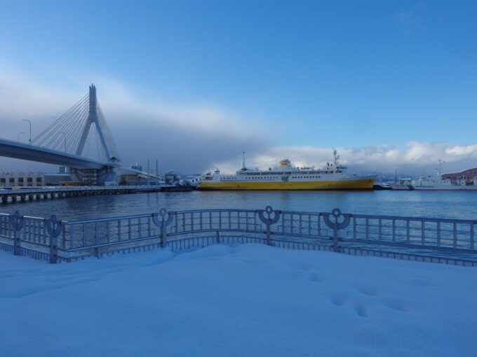 12月中旬冬の青森雪の積もる青い海公園から望む海峡の女王青函連絡船八甲田丸