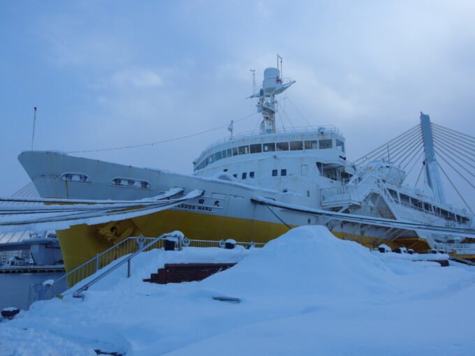 12月中旬冬の青森津軽海峡・冬景色を口ずさみながら見つめる海峡の女王青函連絡船八甲田丸の凛とした気高さ溢れる優美な姿