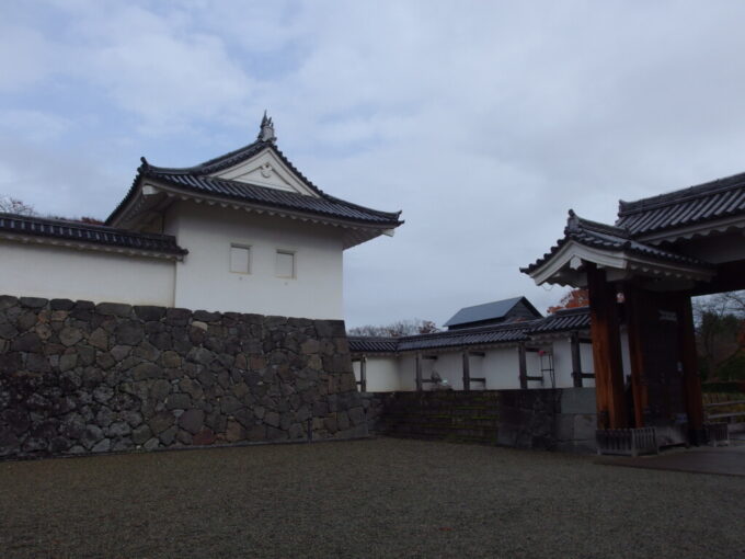 11月下旬晩秋の山形城跡霞城公園二ノ丸東大手門桝形から望む高麗門と北櫓