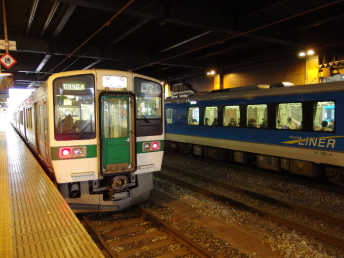 11月下旬晩秋の山形駅に停車中の奥羽本線山形線719系普通列車米沢行き