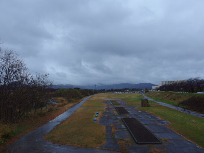 11月下旬晩秋の米沢最上川に架かる相生橋から望む雨に煙る吾妻連峰