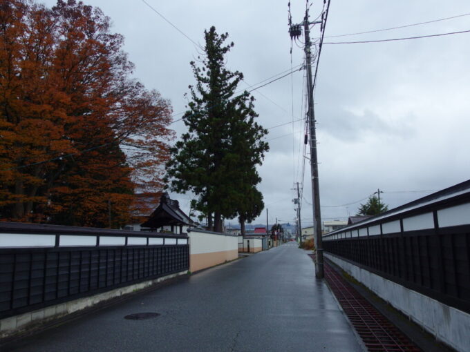 11月下旬晩秋の米沢雨に濡れ艶やかさを増す寺町