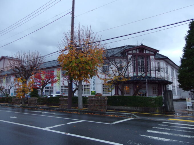 11月下旬晩秋の米沢昭和10年築の九里学園高等学校の校舎