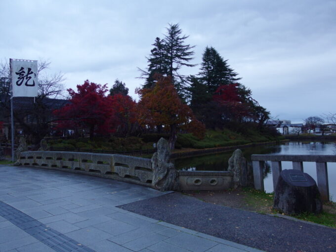 11月下旬晩秋の米沢米沢城址お堀を渡り本丸跡の上杉神社境内へ