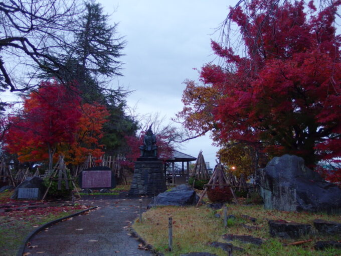 11月下旬晩秋の米沢紅葉の中佇む米沢藩上杉家家祖上杉謙信公銅像