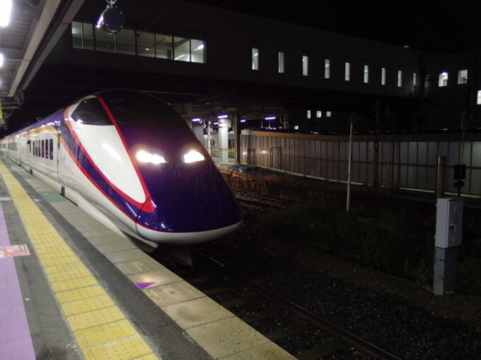 11月下旬晩秋の米沢駅に入線する山形新幹線E3系つばさ号東京行き