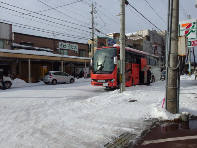 12月中旬冬の青森駅アウガ横セブンイレブン前に停車する酸ヶ湯温泉旅館宿泊者限定の無料送迎バス