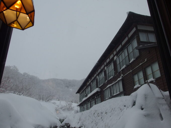 12月中旬冬の青森日本屈指の豪雪の地酸ヶ湯温泉旅館御鷹々々サロンで過ごす湯上りのひと時