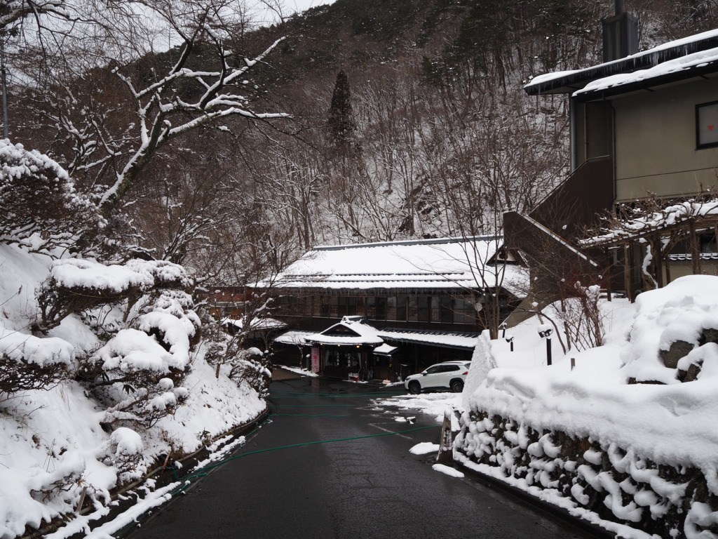 2月上旬厳冬期の花巻南温泉峡大沢温泉雪をかぶった湯治屋本館の渋い佇まい