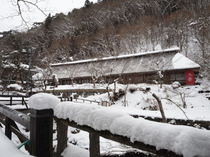 2月上旬厳冬期の花巻南温泉峡大沢温泉湯治屋現在はギャラリー茅となった茅葺屋根の菊水舘