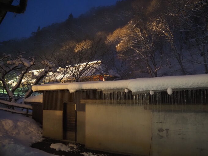 2月上旬厳冬期の花巻南温泉峡大沢温泉湯治屋中舘1階一号から望む夕暮れ時の菊水舘