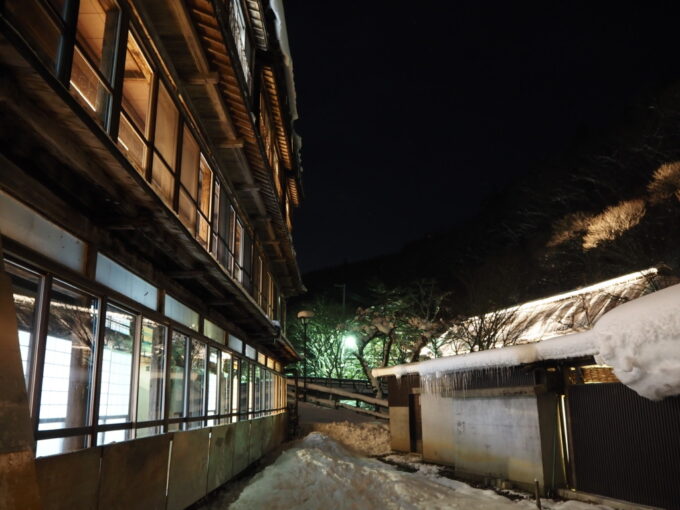 2月上旬厳冬期の花巻南温泉峡大沢温泉湯治屋夜に輝きを増す温もり溢れる中舘