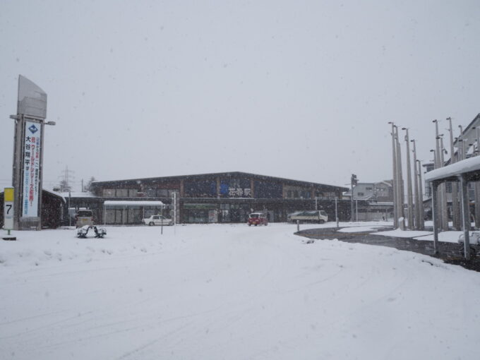 2月上旬厳冬期の雪舞い散る東北本線花巻駅